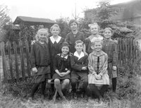 Glasplattennegativ, Kinder im Garten, um 1920
