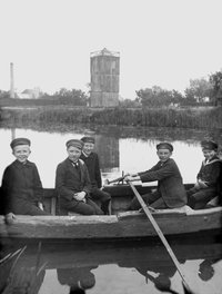 Glasplattennegativ, fünf Jungen in einem Ruderboot