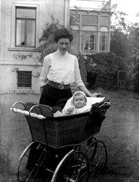 Glasplattennegativ, Lisbeth Bauer mit ihrer ältesten Tochter Wilhelmine Bauer