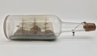 Glasflasche mit einem Segelschiff im Innern