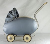 Kinderwagen mit Klappverdeck mit grauem Kunststoff bezogen