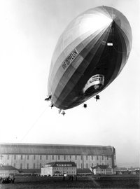 LZ 127 „Graf Zeppelin“ bei der Landung auf dem Werftgelände in Friedrichshafen.