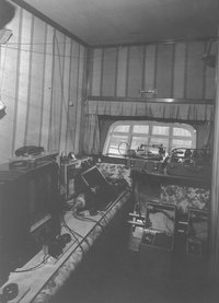 Passagierkabine im Luftschiff LZ 127 „Graf Zeppelin“ mit Messgeräten für die Arktisfahrt.