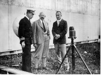 Commander Smith, Prof. Samoilowitsch und Lincoln Ellsworth (v.l.n.r.) im Gespräch vor der Arktisfahrt, 1931.