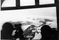 Arktische Landschaft durch ein Gondelfester des Luftschiffs gesehen.