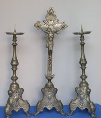 Kruzifix mit 2 Kerzenleuchter