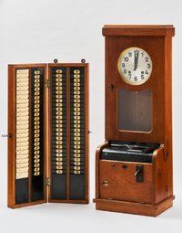 Arbeitszeitkontrolluhranlage: Stempeluhr (Kartenapparat), Hauptuhr, Kartensteckbrett und ca. 400 Stempelkarten