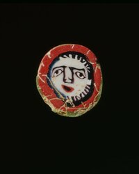 Runde scheibenförmige Maskenperle aus Mosaikglas