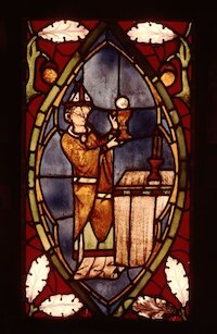 Kirchenfenster aus der Dominikanerkirche in Wimpfen mit Darstellung eines Messopfers