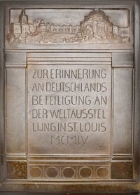 Erinnerungsplakette von Paul Breuer auf die Beteiligung von Württemberg bzw. Deutschland bei der Weltausstellung in St. Louis 1904