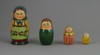 Russische Matrjoschka mit vier Puppen