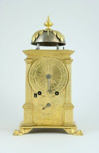Standuhr in Turmuhr aus vergoldeter Bronze