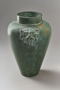 Vase mit Löwenköpfen an den Seiten