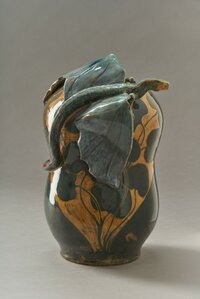 Vase mit plastischem Dekor in Form einer Flugechse