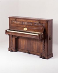 Transponierendes Pianino mit verschiebbarer Tastatur