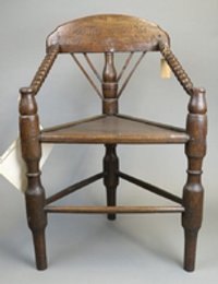 Dreibeiniger Sessel mit dreieckiger Sitzfläsche