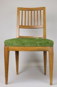 Stuhl mit gerader Lehne