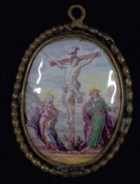 Email-Medaillon mit Christus am Kreuz