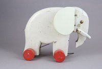 Weißer Elefant aus Holz mit vier Rädern