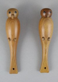 Zwei Klappervögel aus Holz