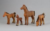 Vier hölzerne Pferde
