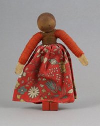 Puppe im rotgeblümten Kleid