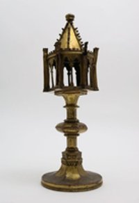 Reliquiar in Turmform mit Bekrönung