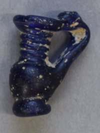 Miniatur-Henkelkrüglein aus blauem Glas