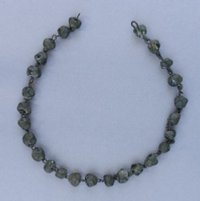 Kette mit 26 grünen mehrkantigen Perlen