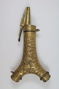 Gabelförmiges Pulverhorn mit Jagdrelief und Maureskengravierung