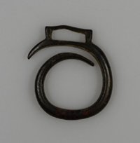 Spiralförmig aufgebogener Ring aus Bronze mit rechteckiger Öse