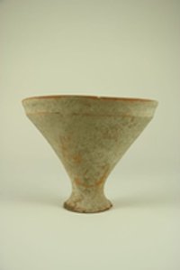 Kegelförmiger Becher aus Keramik