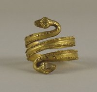 Goldener Fingerring in Form einer Schlange