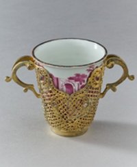 Porzellanbecher mit Purpurmalerei in silbervergoldetem Einsatz