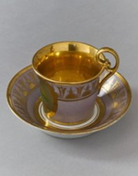 Gradwandige Tasse auf Unterteller mit farbiger Bemalung ud Vergoldung