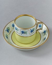 Tasse mit Unterteller mit blauem Blütenmotiv und Vergoldung