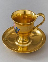 Vergoldete Tasse mit Bemalung mit Untertasse