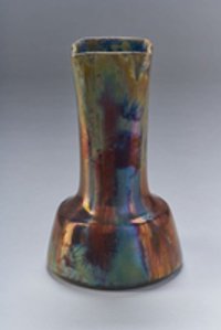 Vase mit Lüsterdekor und metallisch glänzenden Blütenköpfen