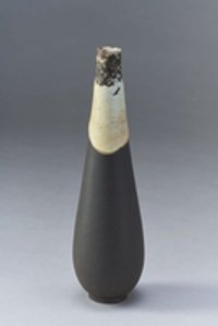 Keulenförmige Vase auf schmalem Fußring