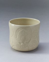 Becherförmige Vase mit Ritzdekor
