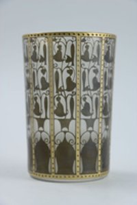 Wasserglas mit Streifen- und Rankendekor