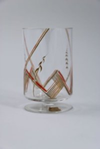 Trinkglas mit geometrischem Dekor