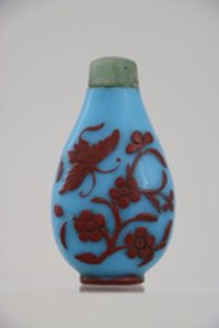 Tabakfläschchen aus hellblauem Glas mit rotbraunem Dekor aus Überfang