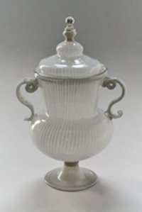 Doppelhenkelige Vase aus Fadenglas