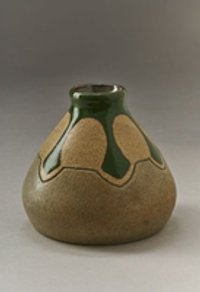 Bauchige, henkellose Vase mit grünen Glasurzacken