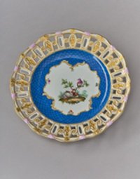 Blauer Teller mit Federvieh-Malerei und durchbrochenem, goldgehöhtem Rand