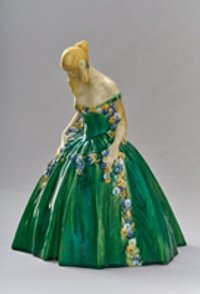 Figur einer Dame in grünem Kleid mit Blumengirlande