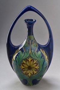 Fayence-Vase mit spitzovalem Henkel