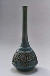 Kugelförmige Vase mit Tannenzapfendekor und schmalem Hals