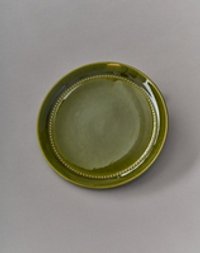 Kleiner Teller eines olivgrünen Kaffeeservices